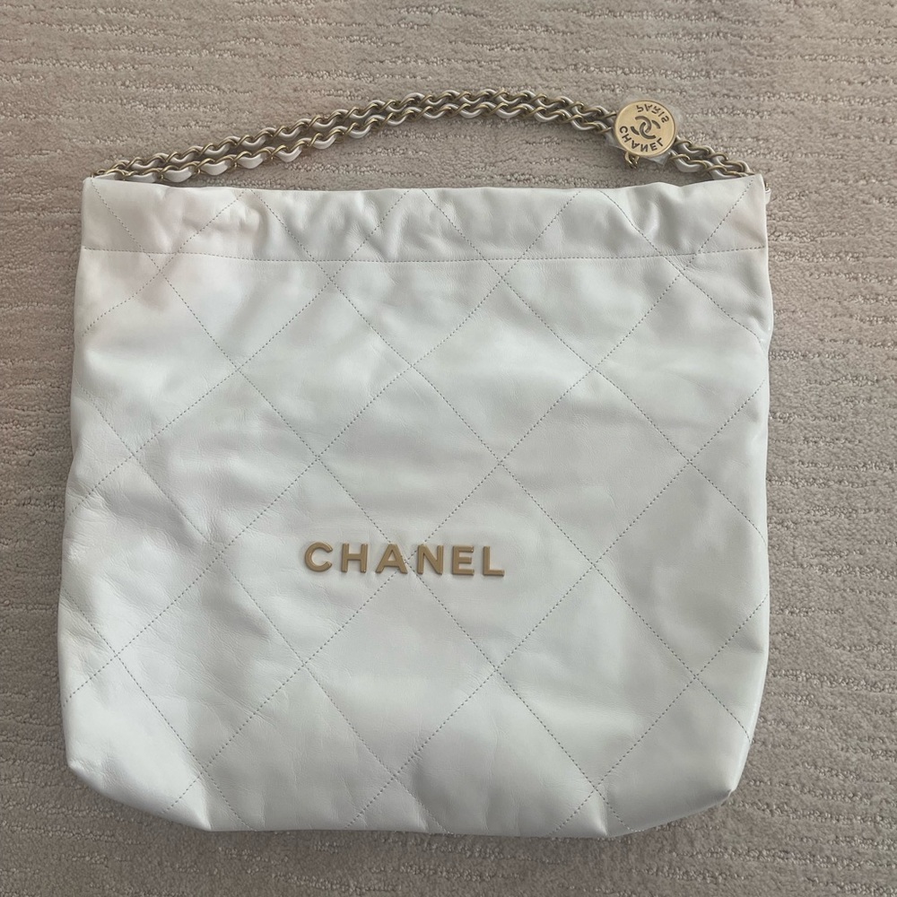 CHANEL 22 Bag in white calfskin leather with gold hardware